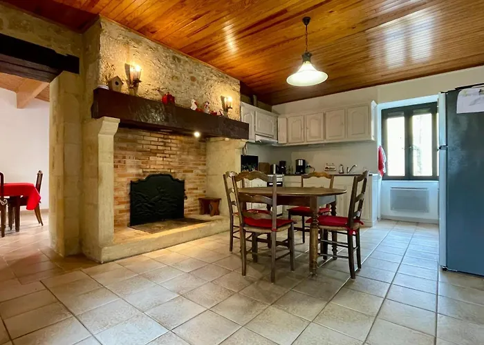 Сasa de vacaciones Maison Périgourdine Avec Jardin à 10 Min De Sarlat Saint-Crépin-et-Carlucet